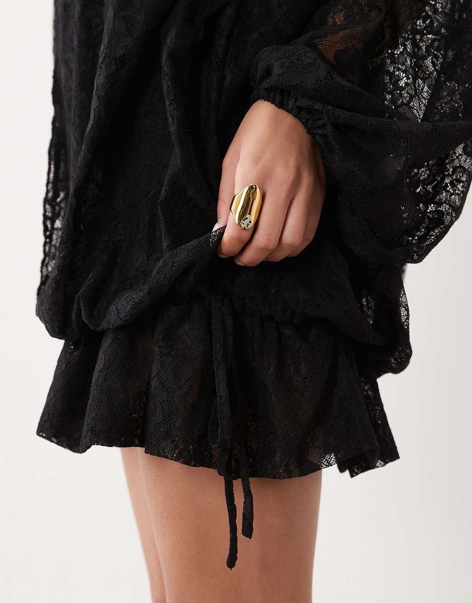 Robe courte en dentelle à manches blousantes