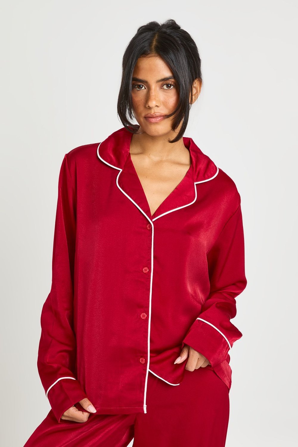 Pyjama chemise et pantalon en satin à passepoil