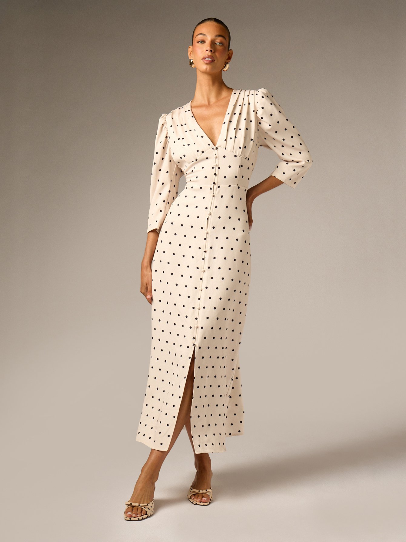 Robe Midaxi À Pois Col V Manches Bouffantes Boutonnage Avant Taille Cintrée Élégante