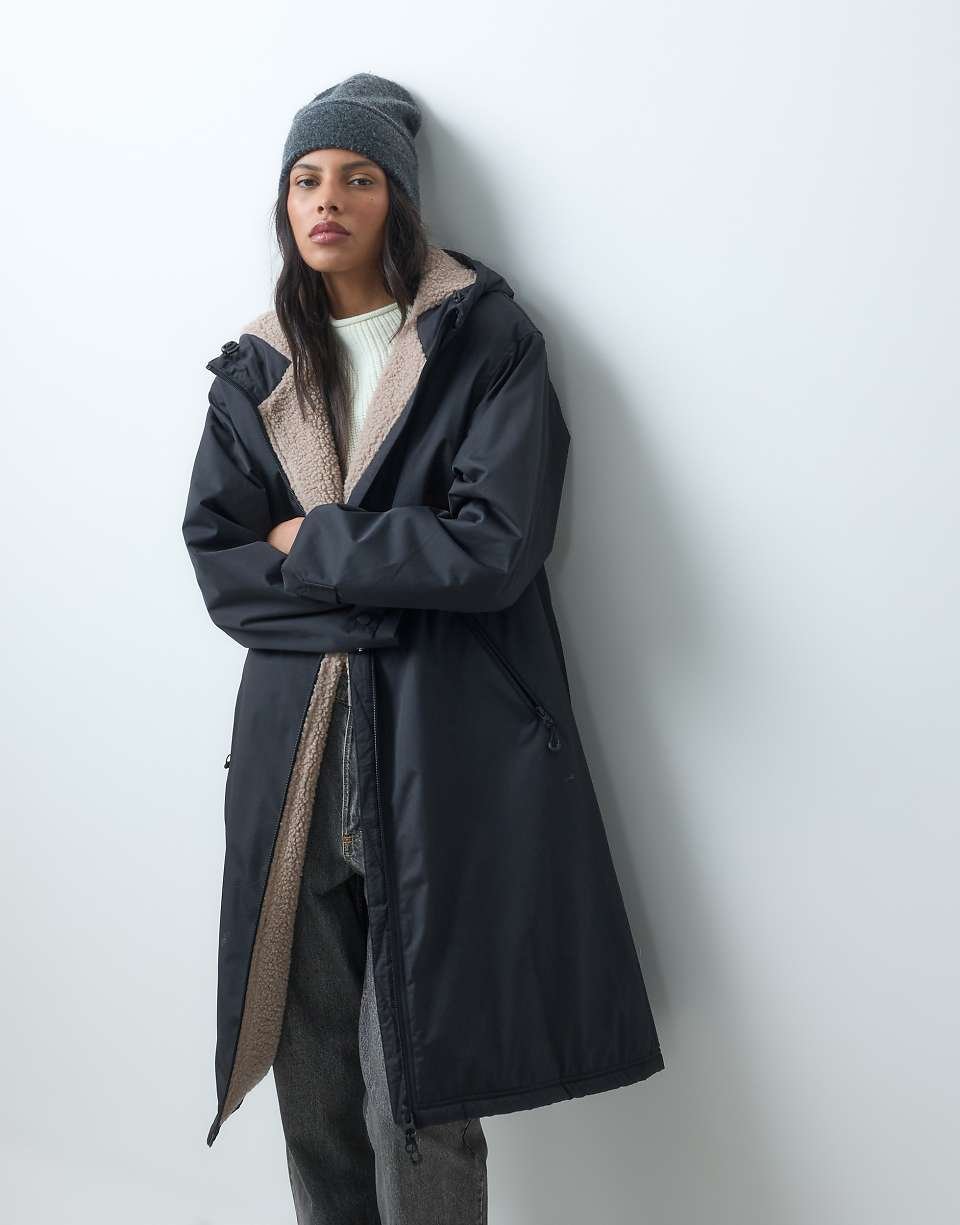 Trench long avec doublure en imitation peau de mouton noir