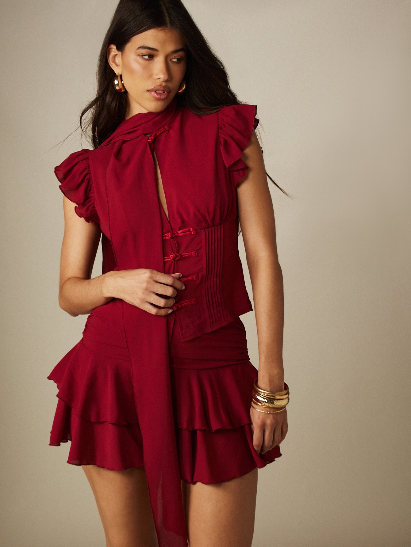 Robe courte à col montant et ourlet étagé