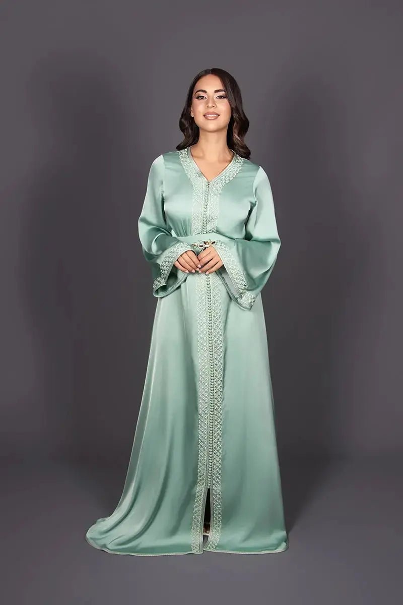 Caftan drap de soie vert amande brodé ivoire