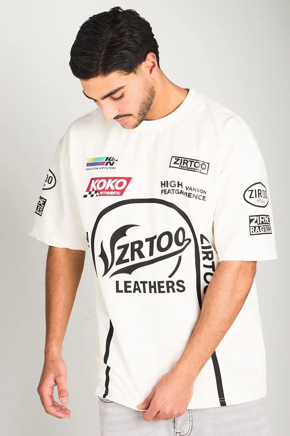 T-shirt byed b ktaba k7la f sder