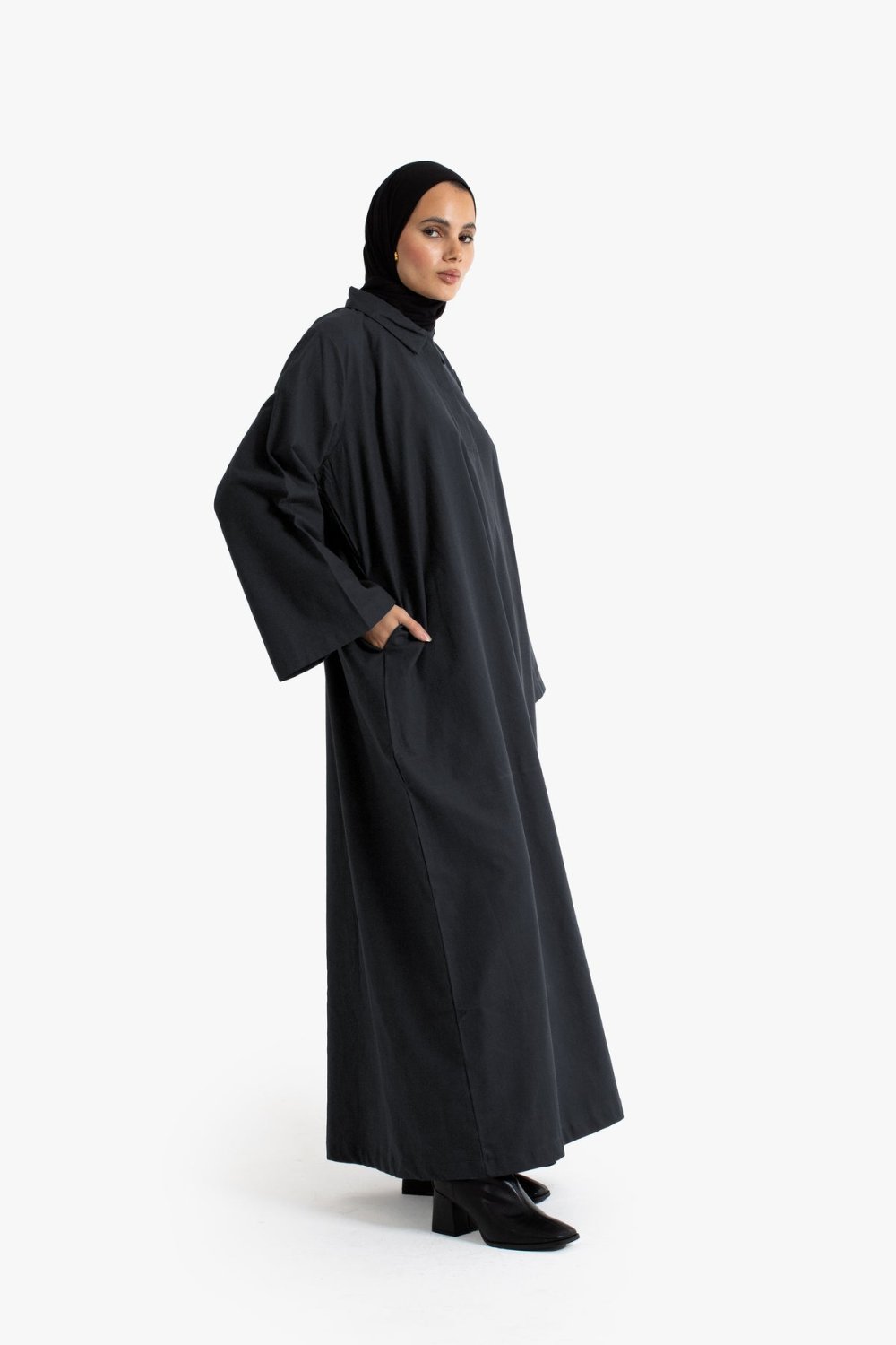 عباية بياقة قميص من القطن المحبب - أسود