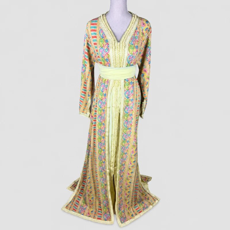 Takchita en sari jaune pastel à motifs