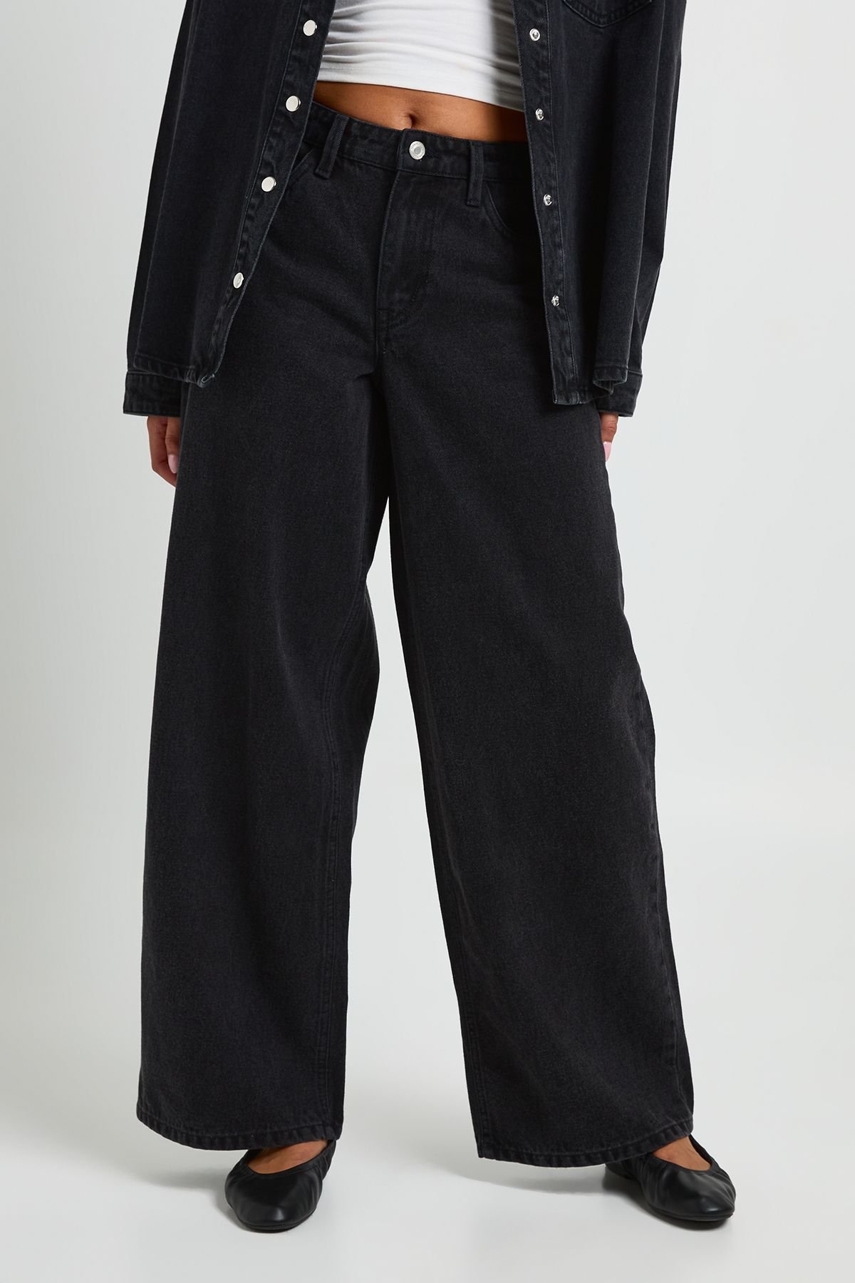 Mid-rise relaxed-fit wide-leg jeans