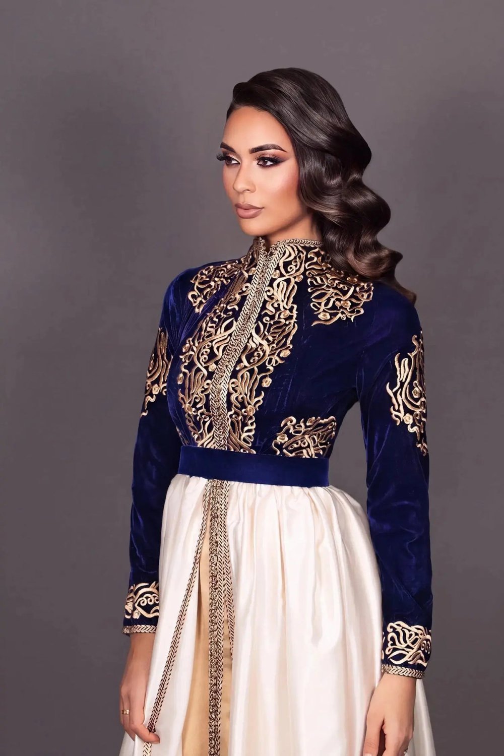 تكشيطة من المخمل الأزرق الملكي بياقة مرفوعة