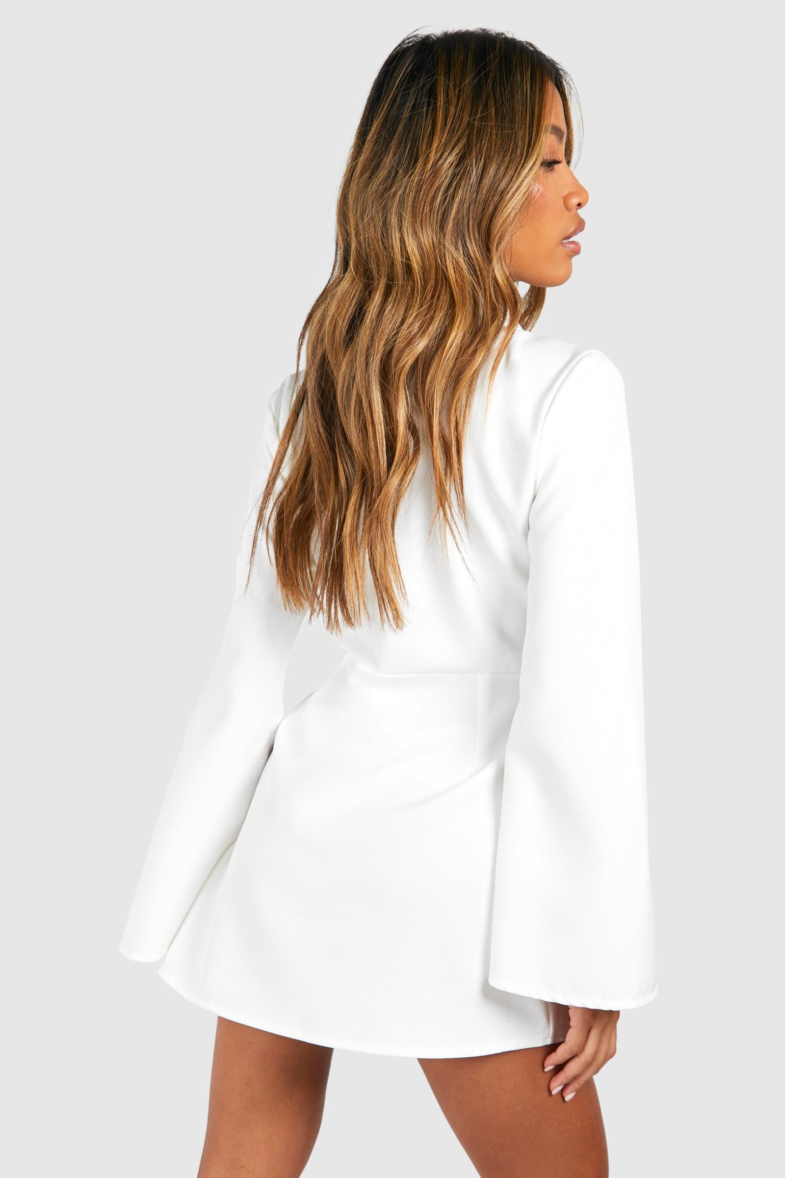 Robe blazer ajustée avec ceinture à nouer