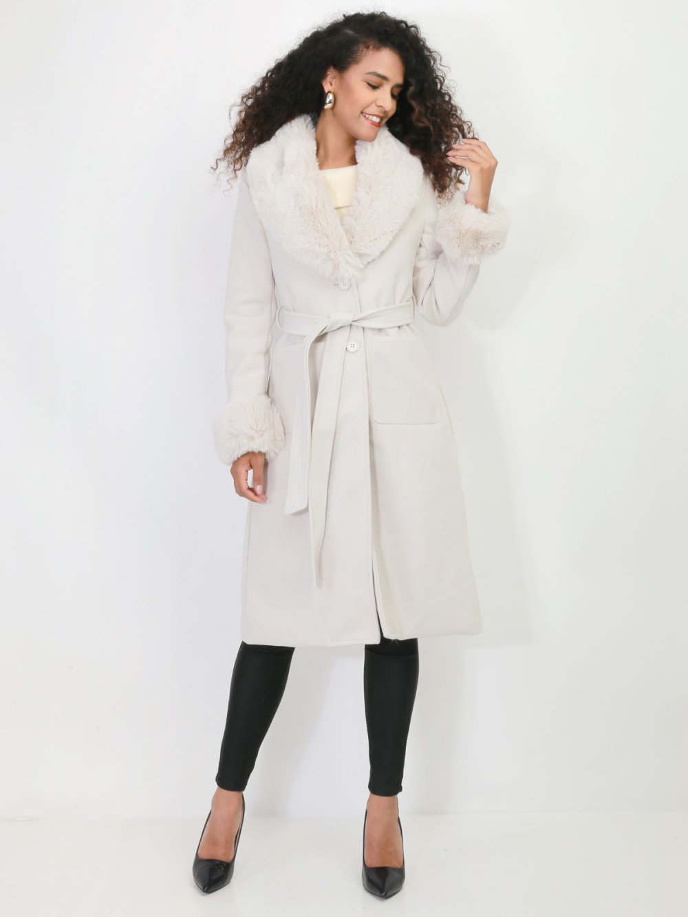 Manteau mi-long à col fourré ceinturé beige