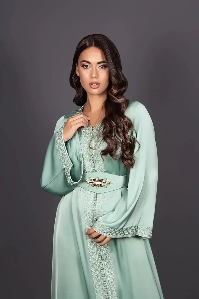 Caftan drap de soie vert amande brodé ivoire