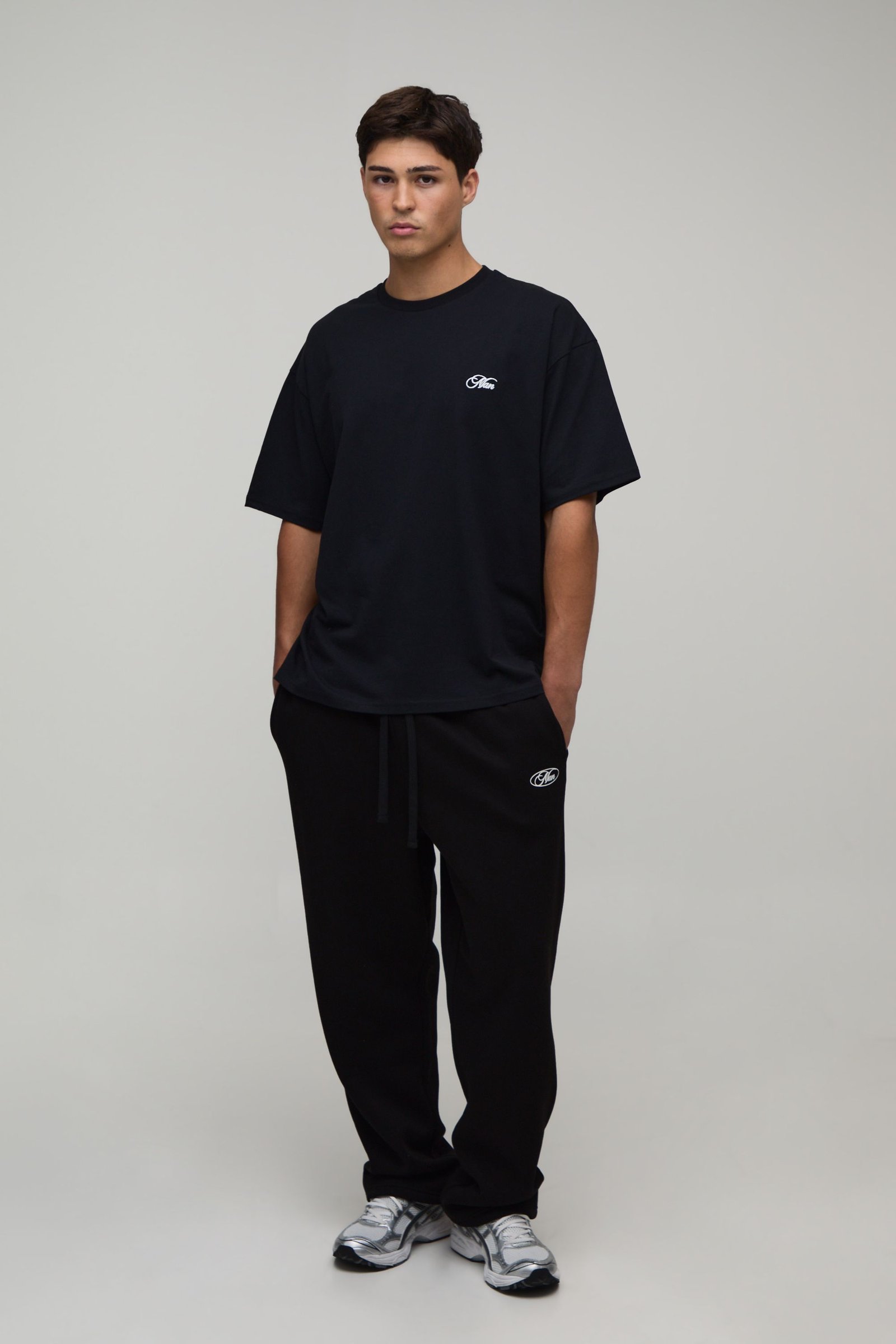 T-shirt dyal rjal oversize b broderie script