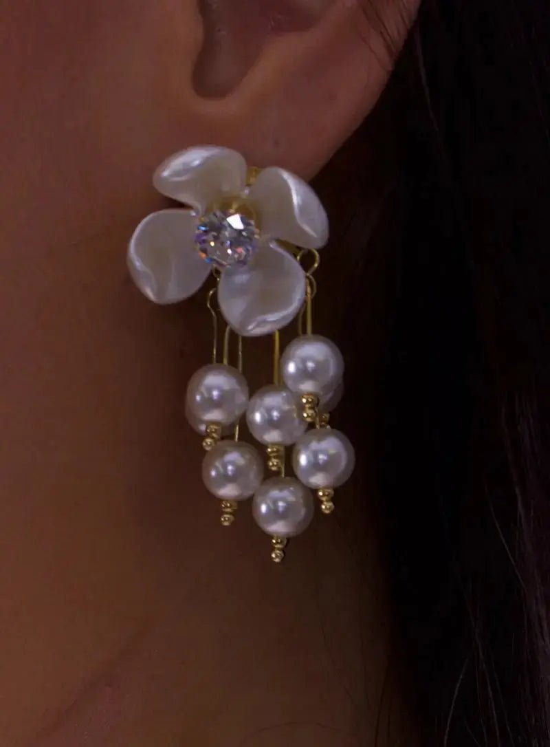 Boucles d'oreilles fleur nacrée et cascade de perles