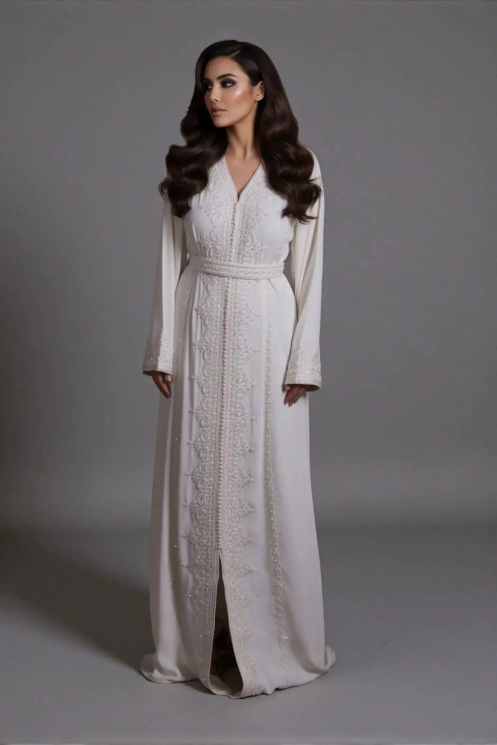 Caftan en crêpe blanc perlé à la main