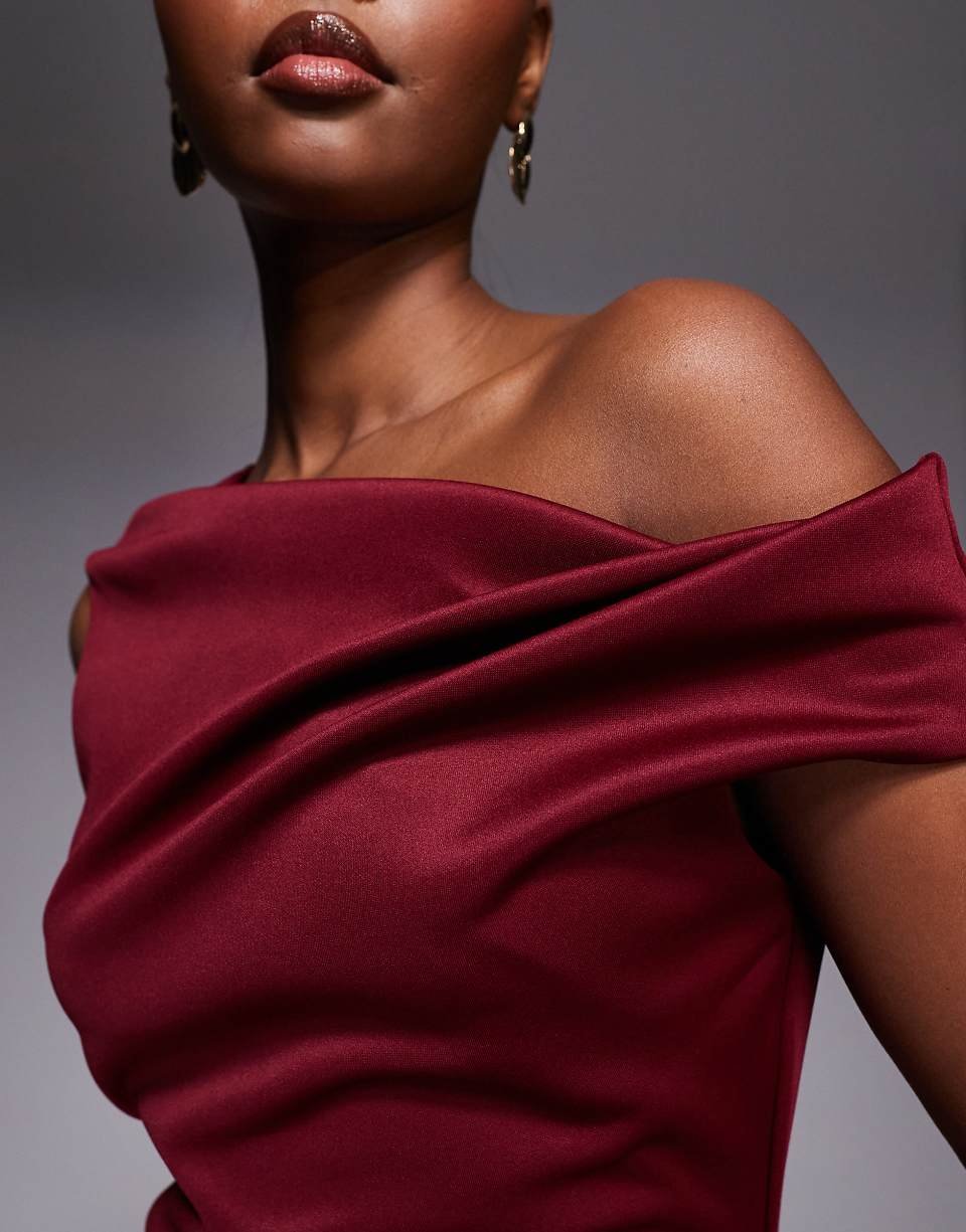 Robe courte sculptante à épaules dénudées