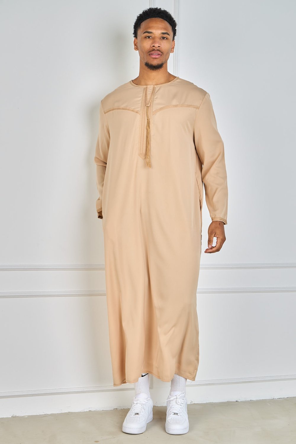 Qamis long droit à pompon et col brodé beige