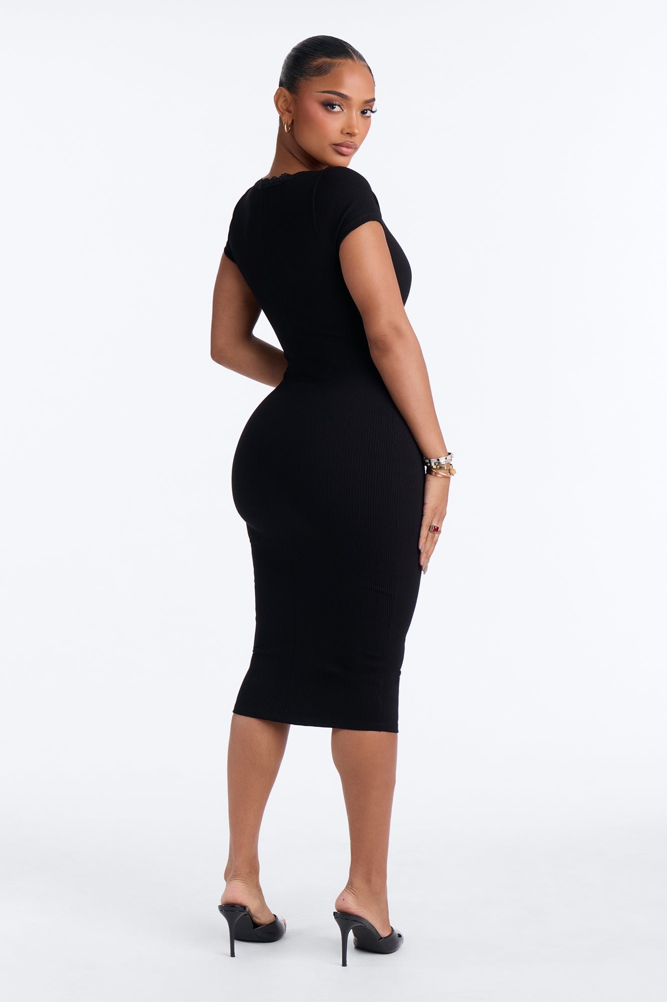Robe midi m9adda b bordure dentelle