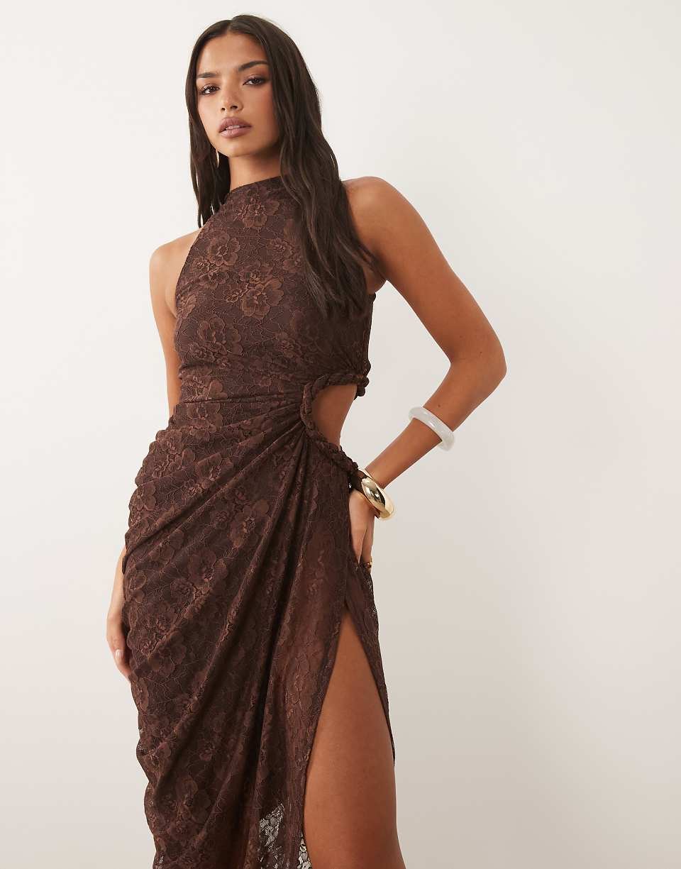 Robe longue en dentelle avec découpe froncée - Chocolat