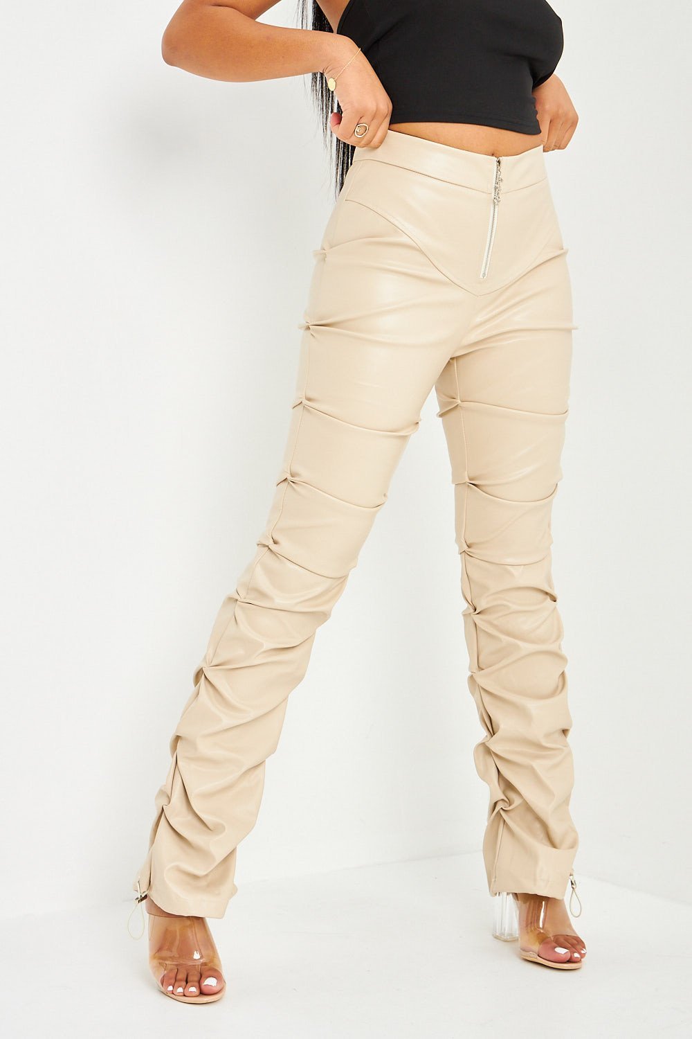 Pantalon évasé froncé en simili cuir ivoire