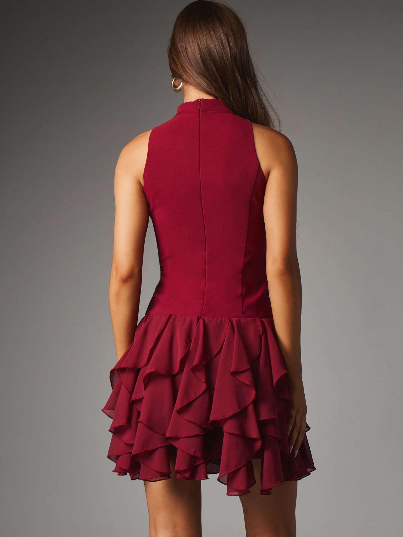 Robe courte col licou à découpe et volants étagés