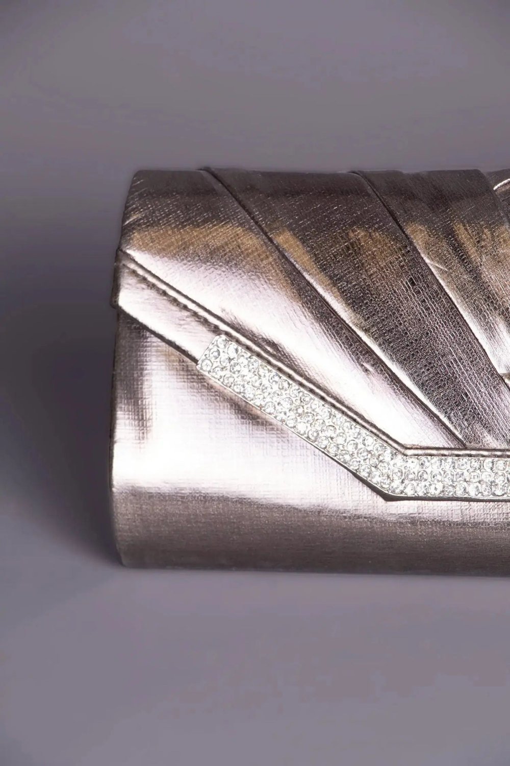 Pochette argent drapée à bande de strass