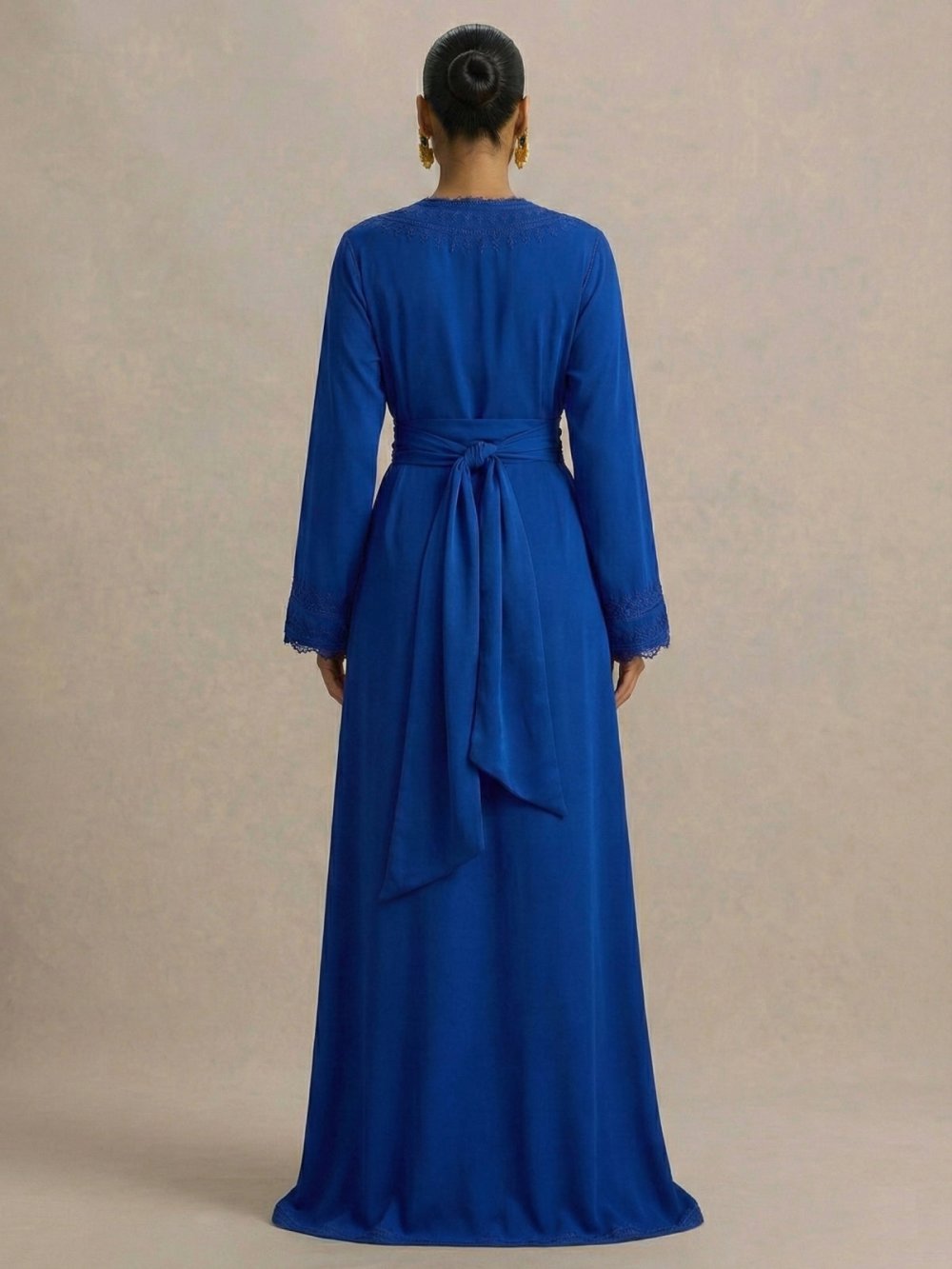Caftan bleu roi à manches évasées en crêpe
