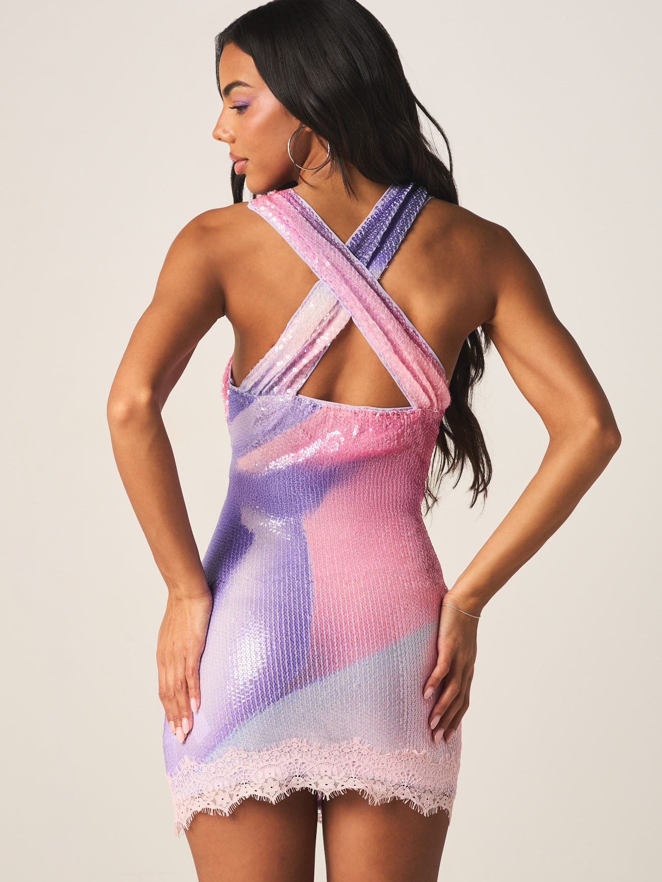 Robe courte dos nu à sequins ombrés et dentelle