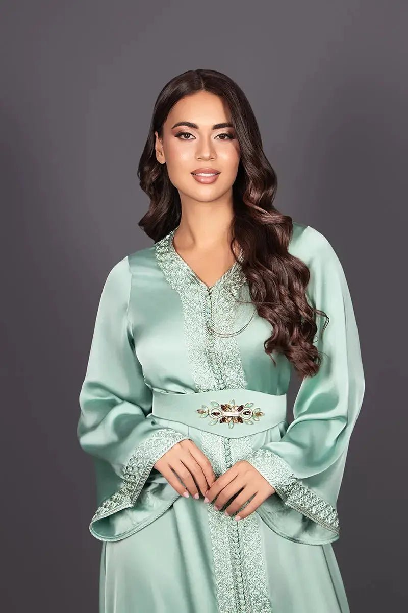 Caftan drap de soie vert amande brodé ivoire