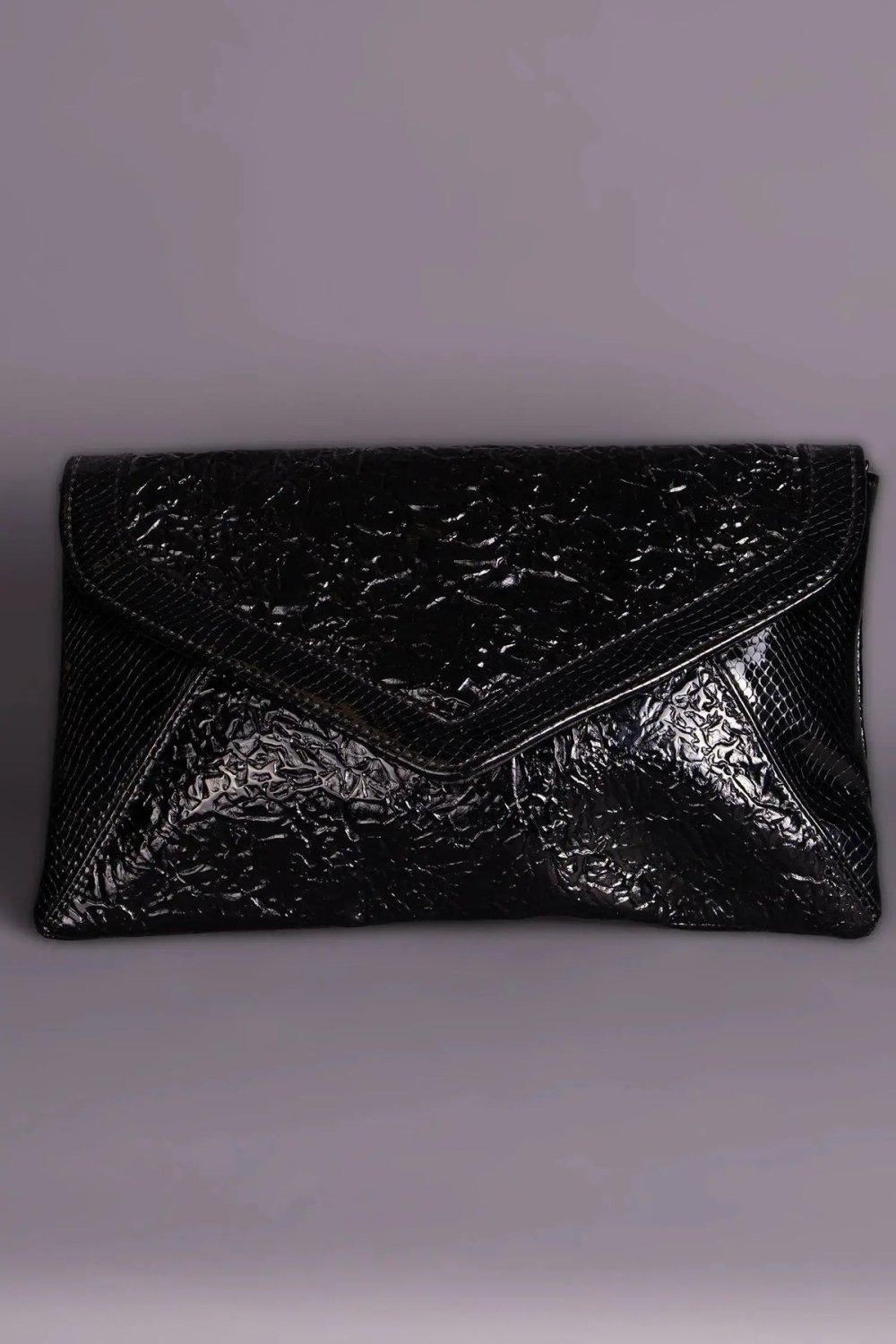 Pochette enveloppe en vernis noir effet reptile