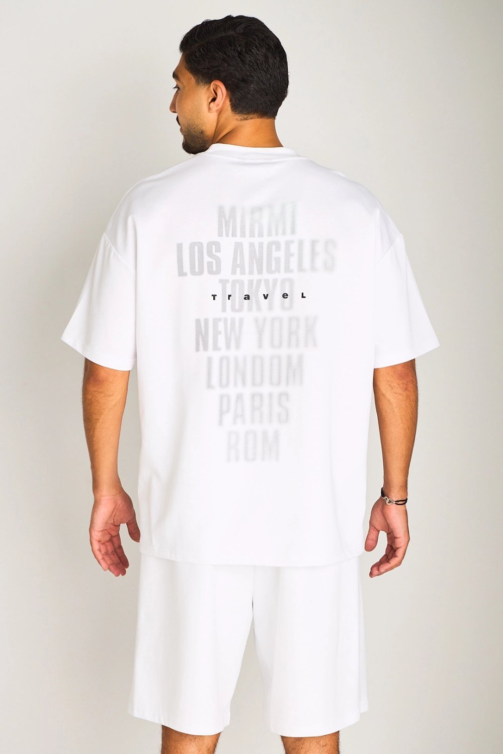 Ensemble t-shirt w short b smiyat lmdon byed