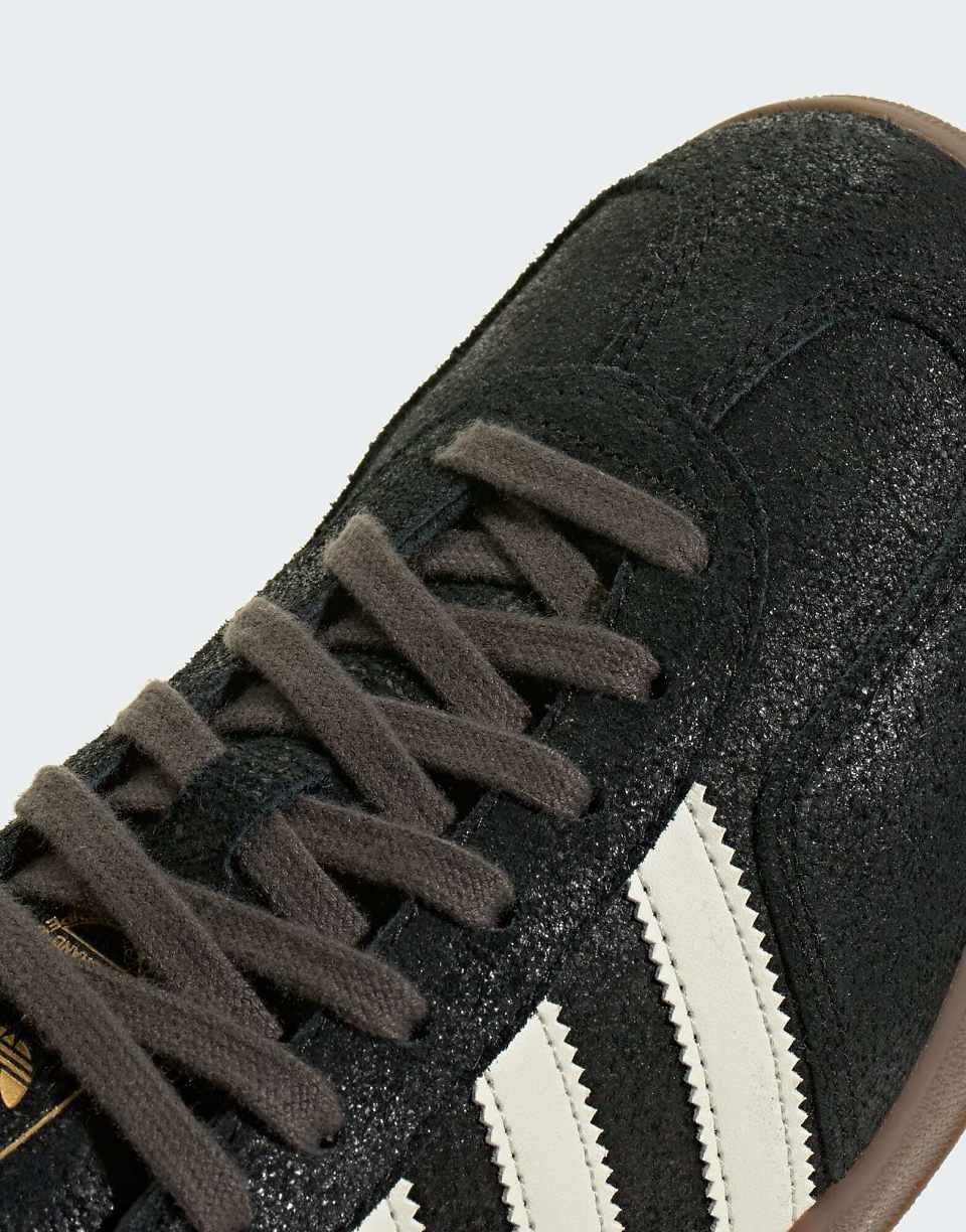 حذاء رياضي Gazelle Indoor بالأسود والأبيض
