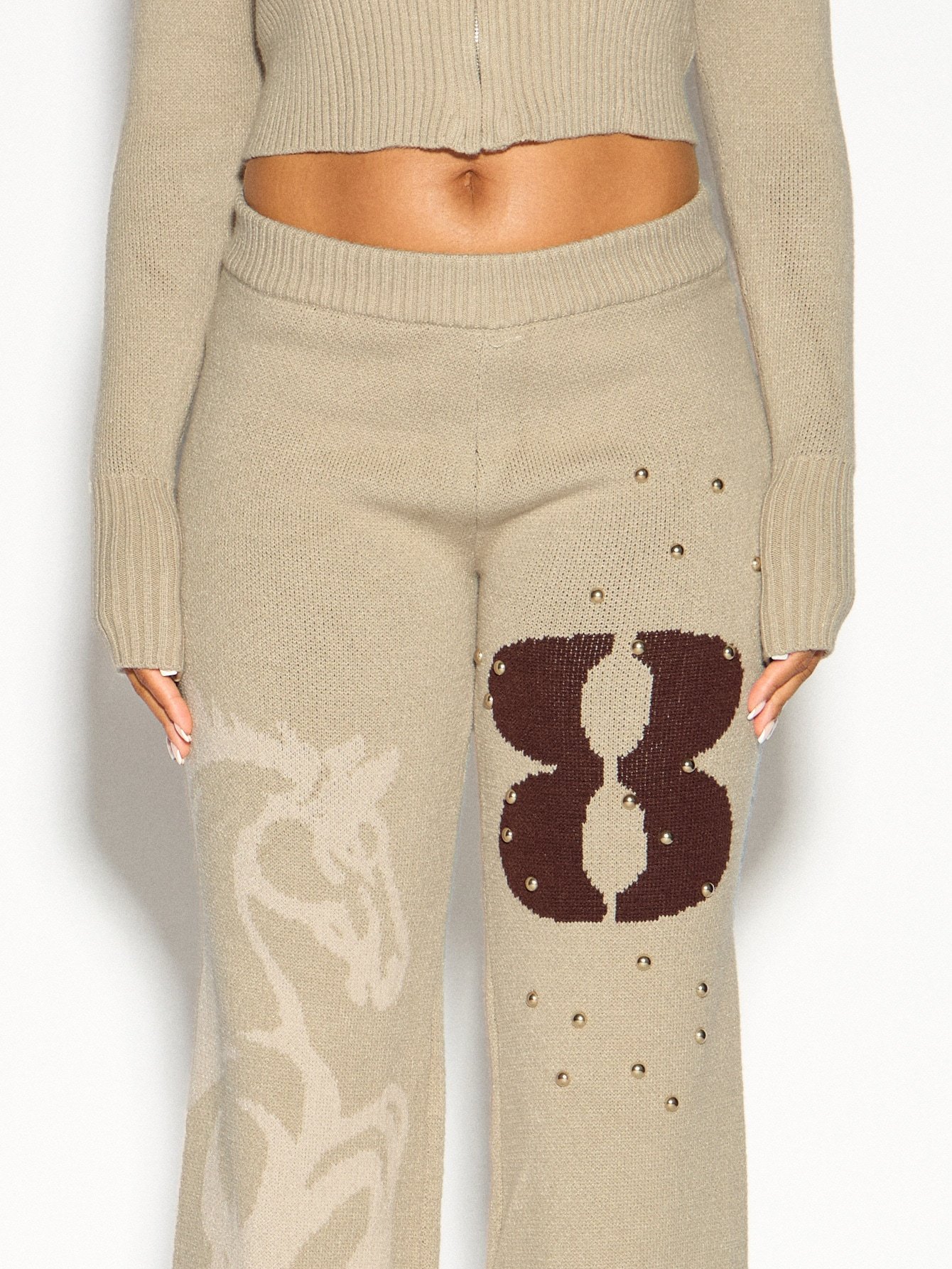 Pantalon large en maille à numéro et clous dorés