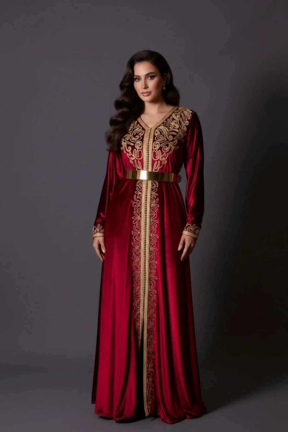 Caftan en velours bordeaux brodé or
