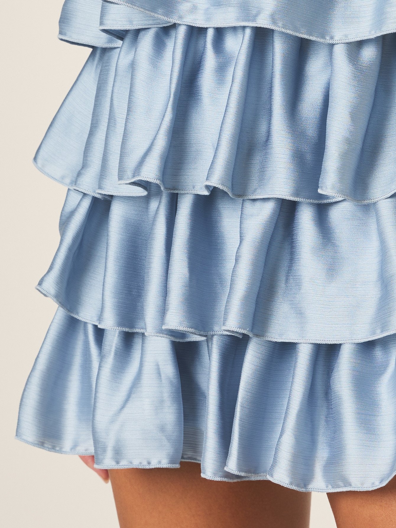 Robe Mini Satinée Dos Nu À Volants Étagés