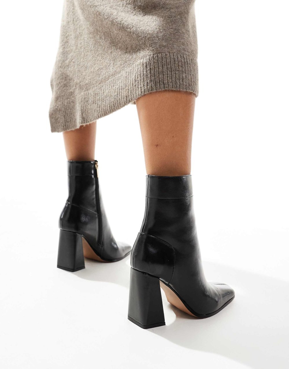 Bottines à talon évasé et bout carré noires
