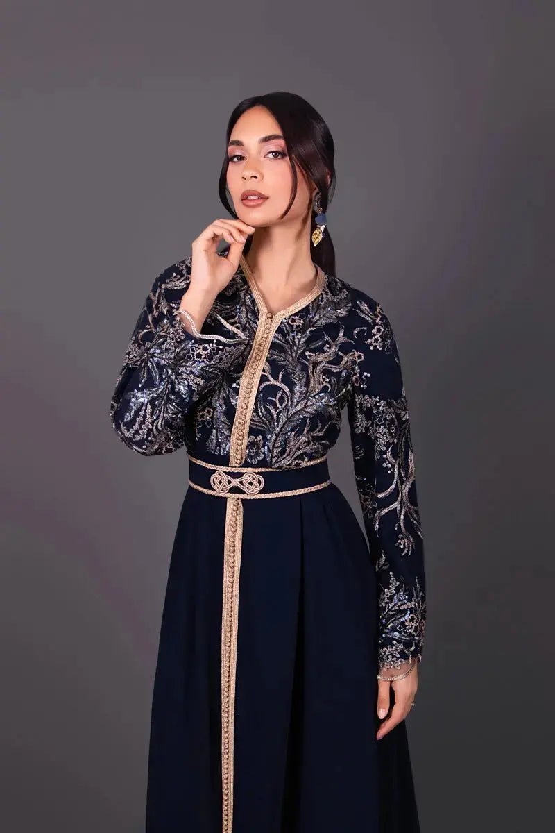 Caftan en dentelle et crêpe bleu marine