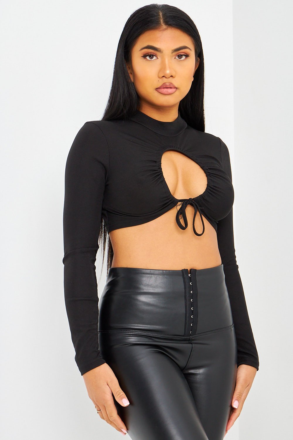 Crop top côtelé mkhrem m3qoud f sder k7el