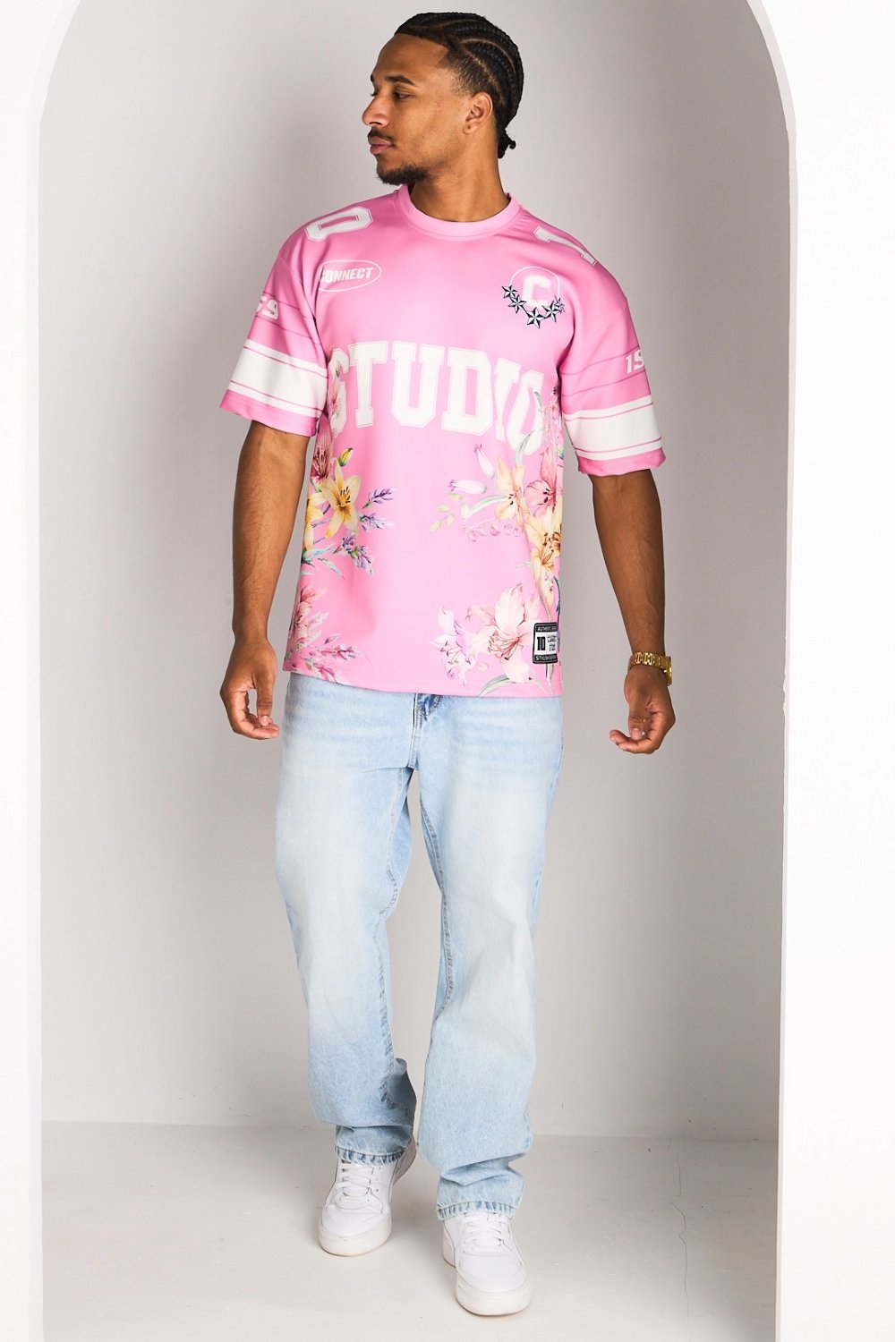 T-shirt rose à fleurs et inscriptions