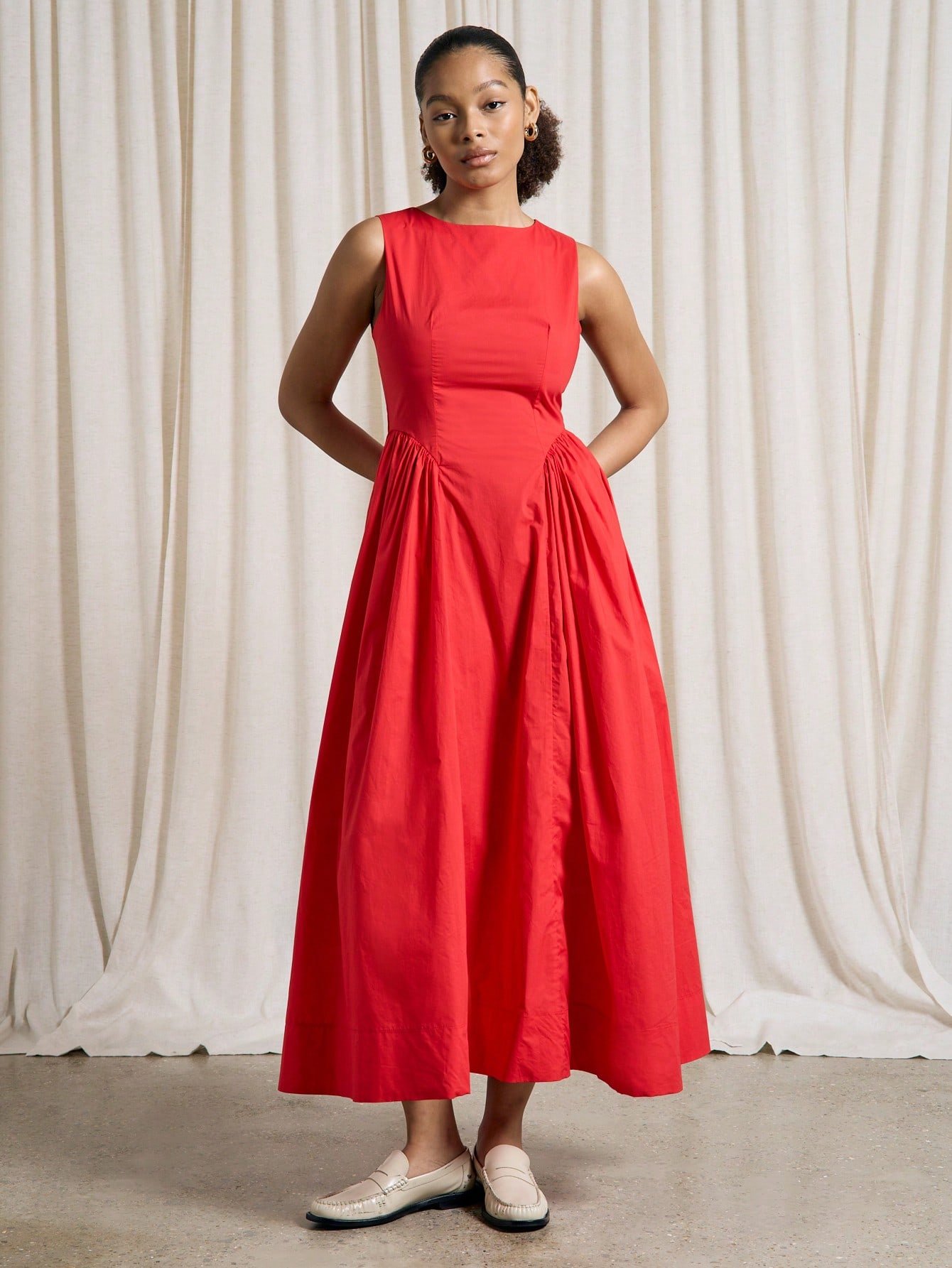 Robe Mi-Longue Avec Plis À Encolure Bateau Et Sans Manches
