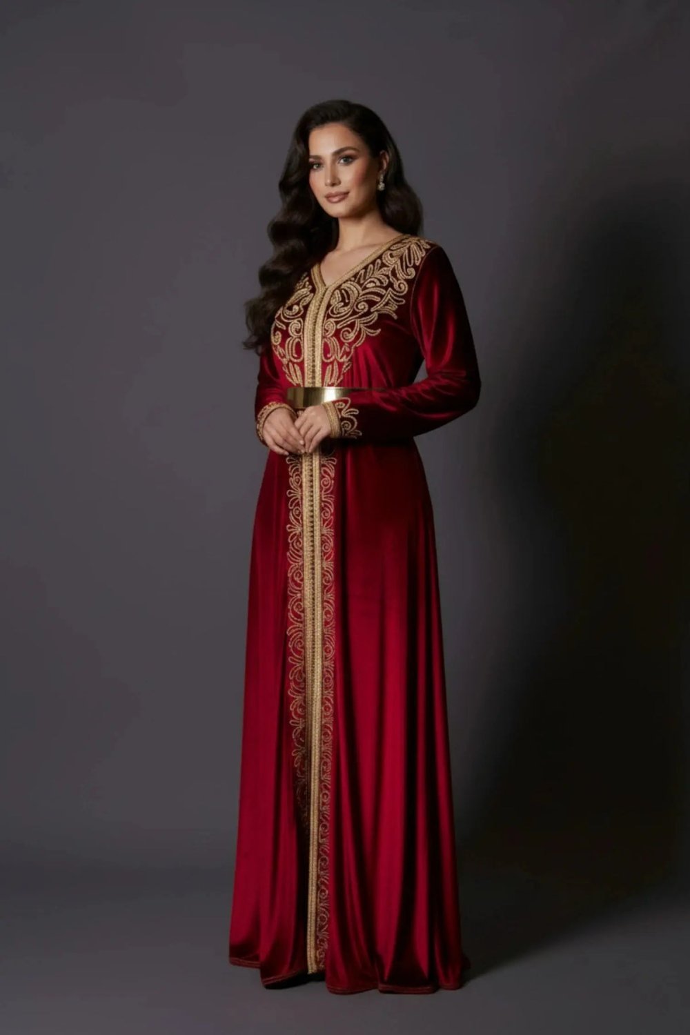 Caftan en velours bordeaux brodé or