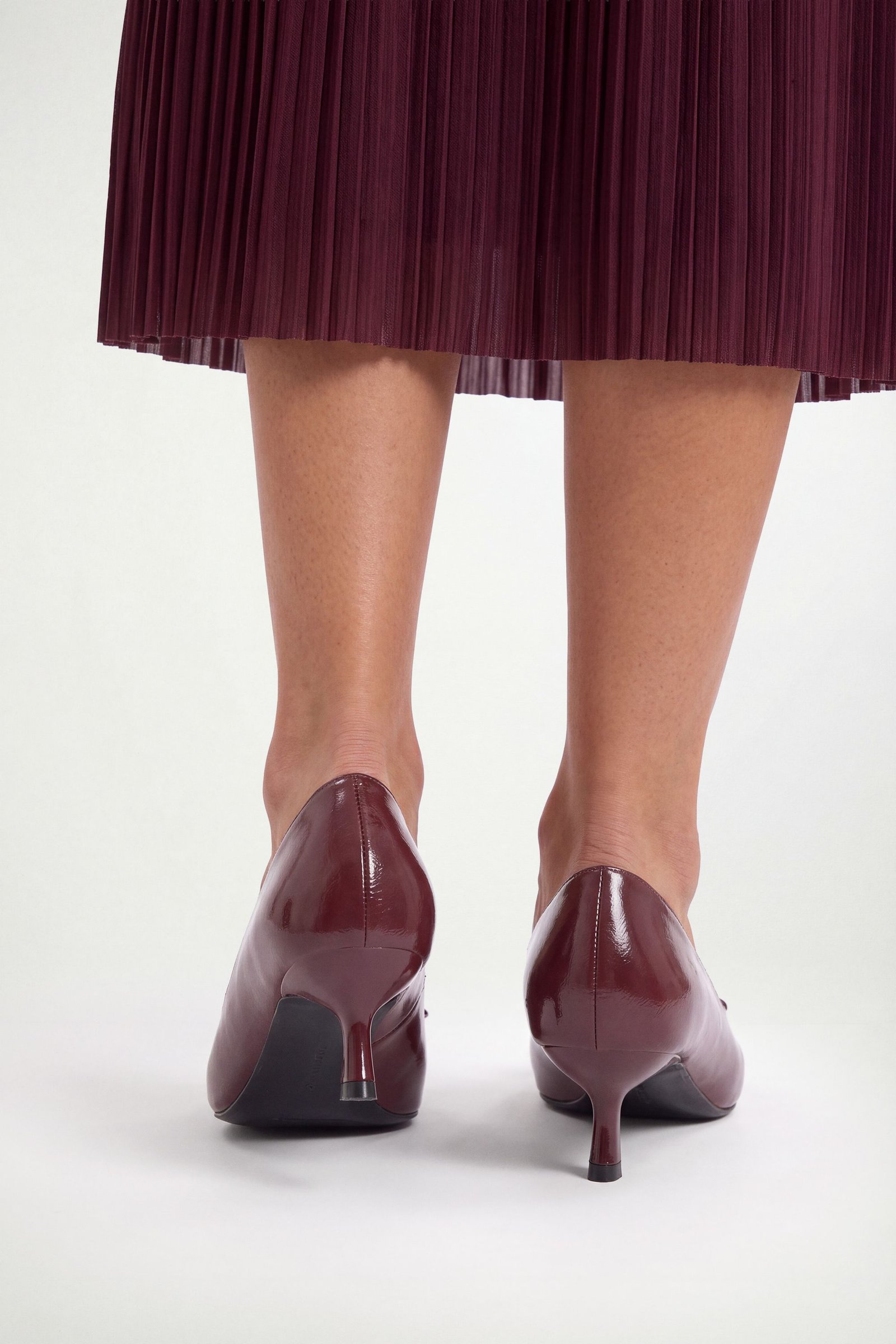 Low heel pumps with decorative bow