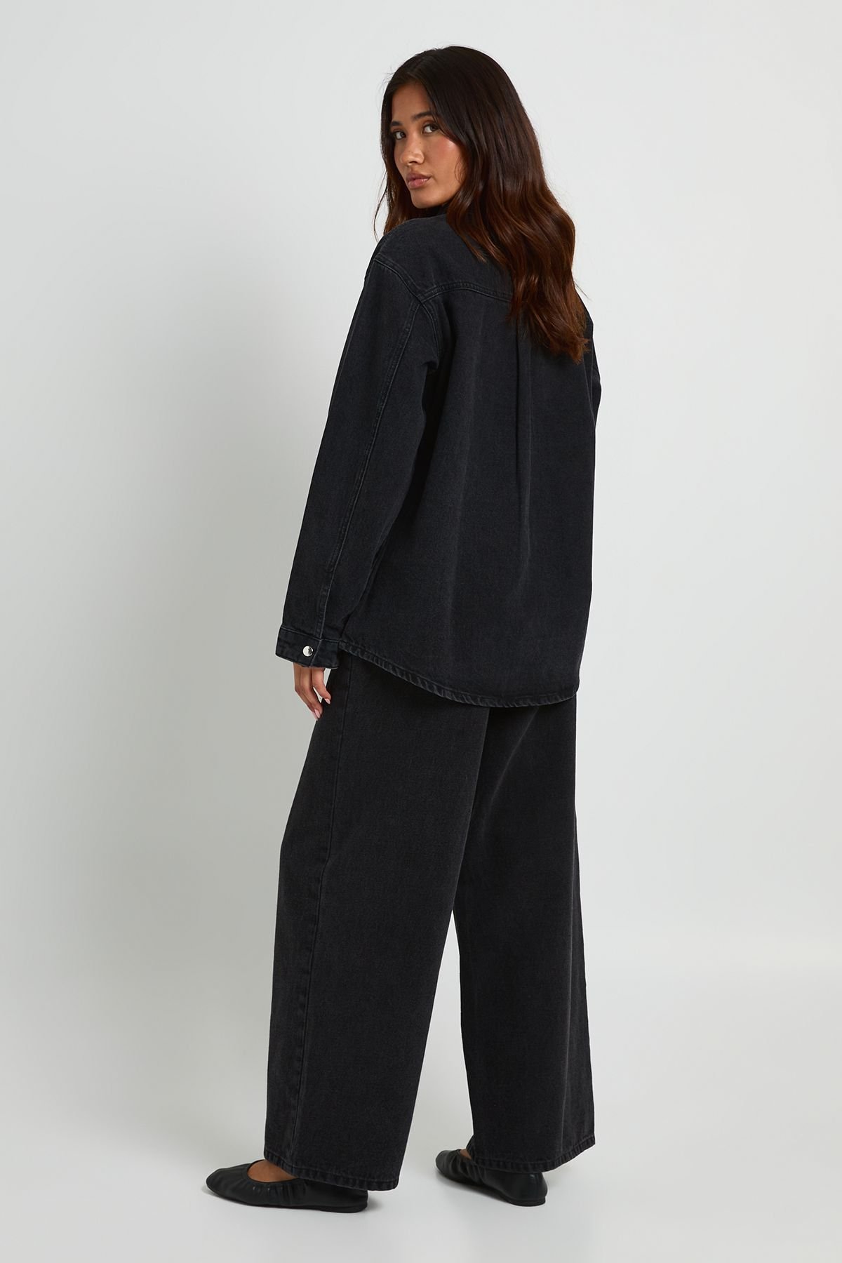 Mid-rise relaxed-fit wide-leg jeans