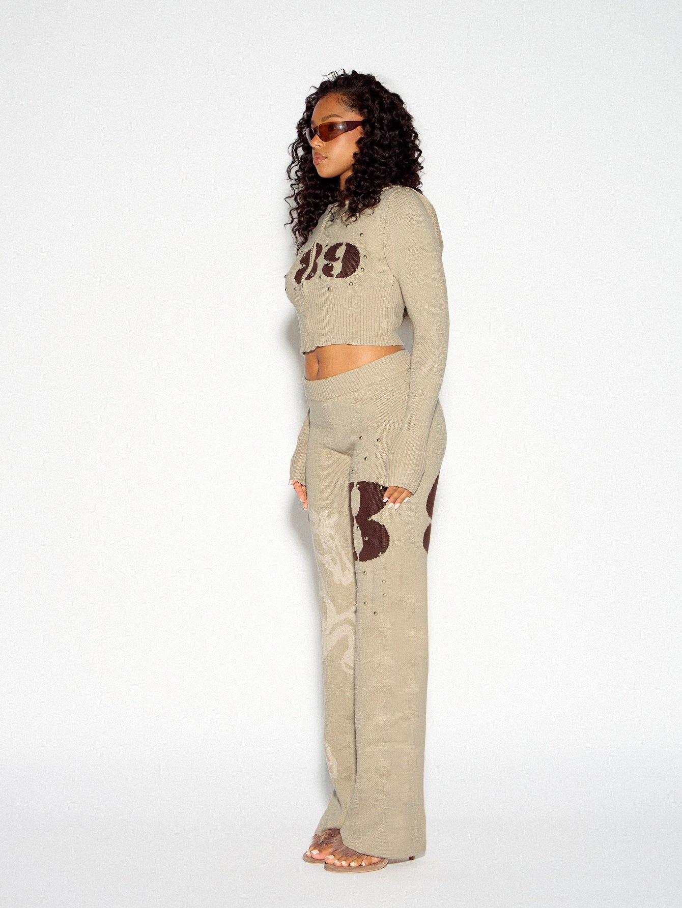 Pantalon large en maille à numéro et clous dorés