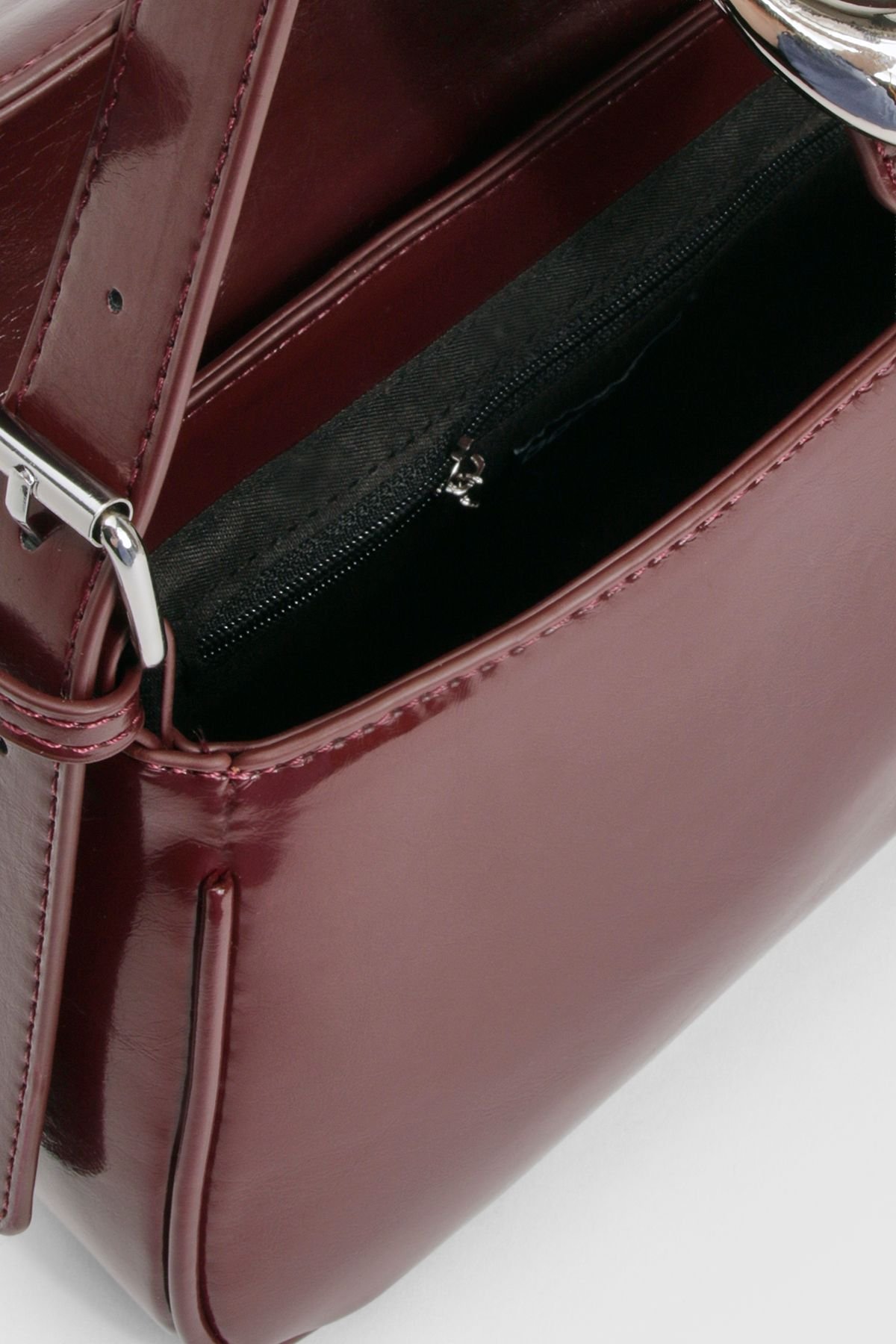 Metal buckle shoulder bag