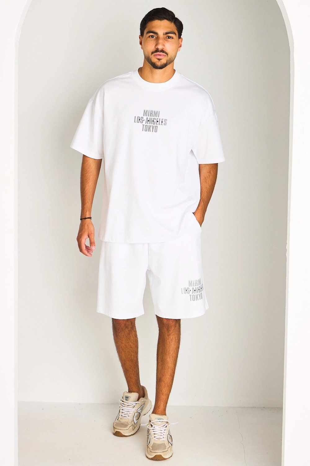 Ensemble t-shirt w short b smiyat lmdon byed