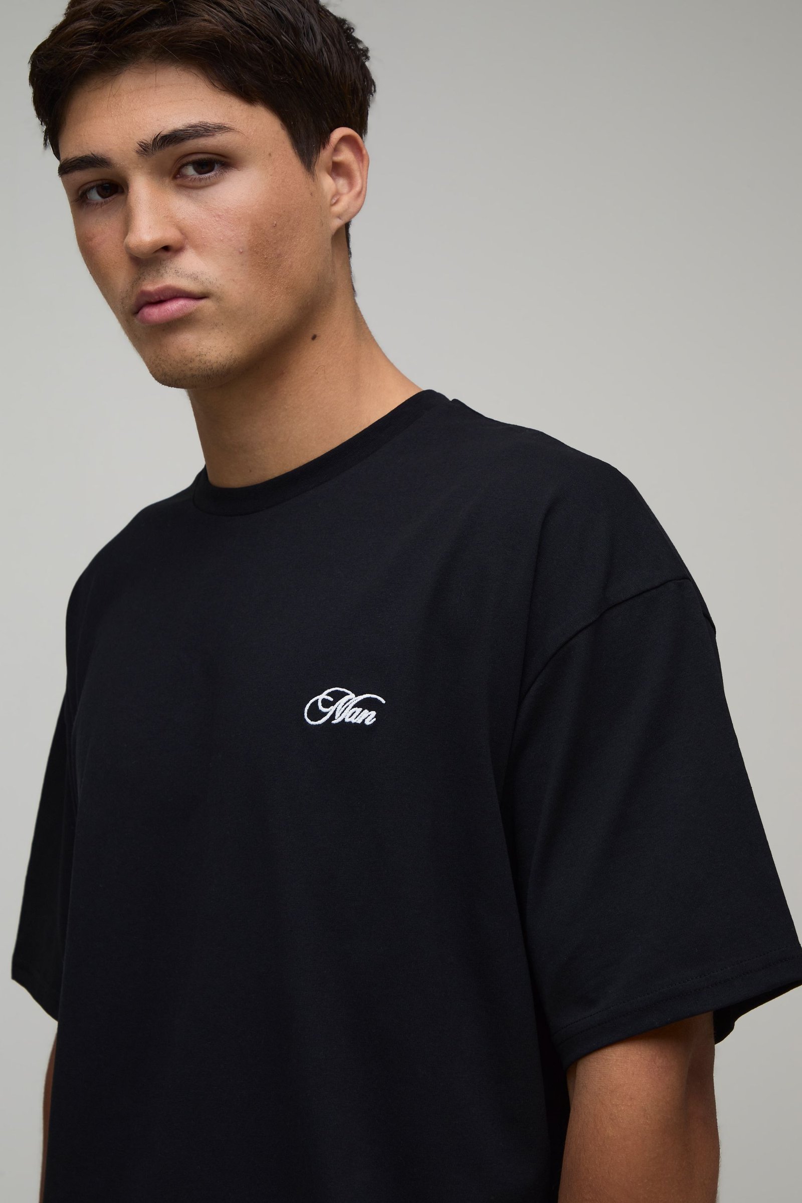 T-shirt dyal rjal oversize b broderie script