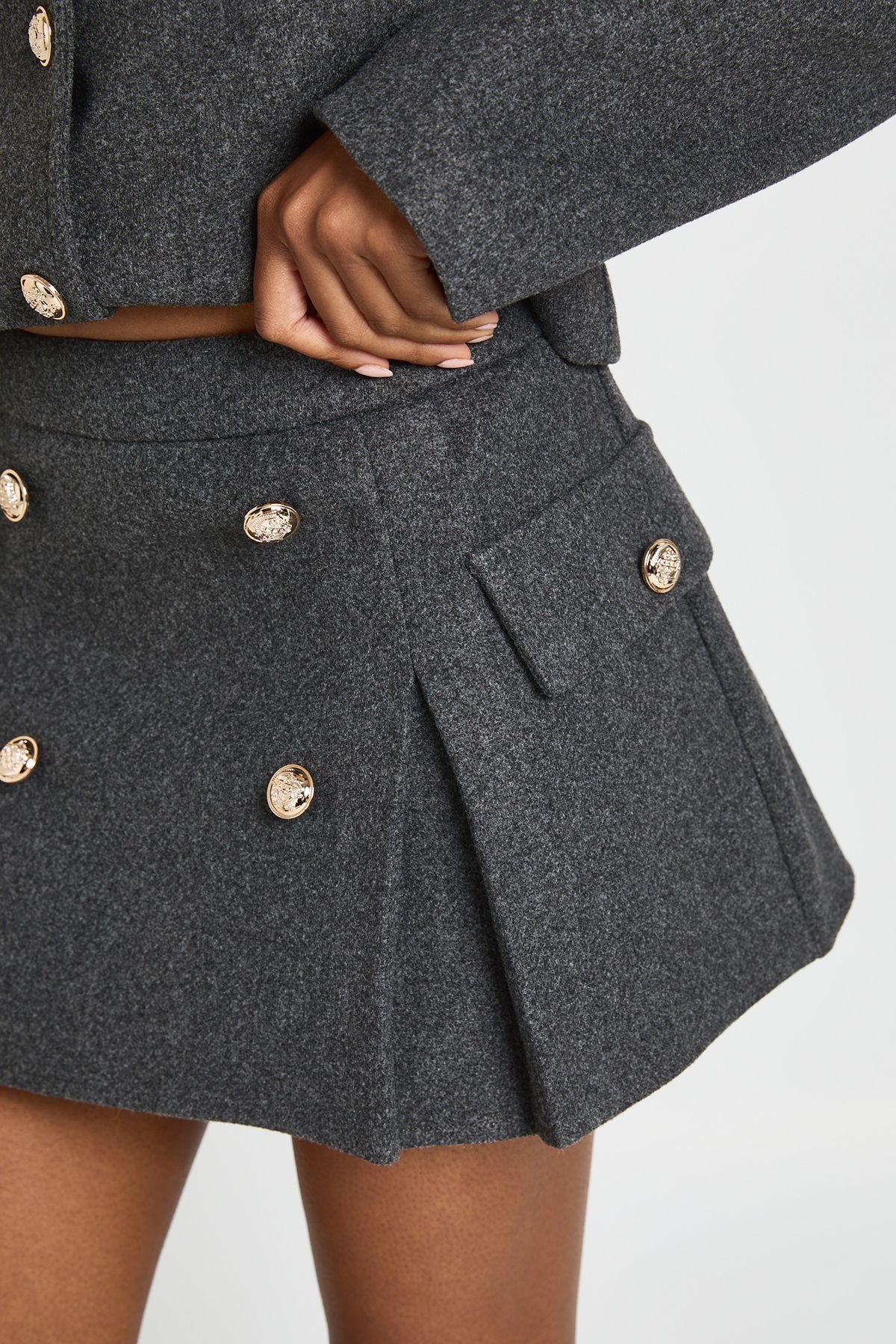 Mini jupe plissée style militaire