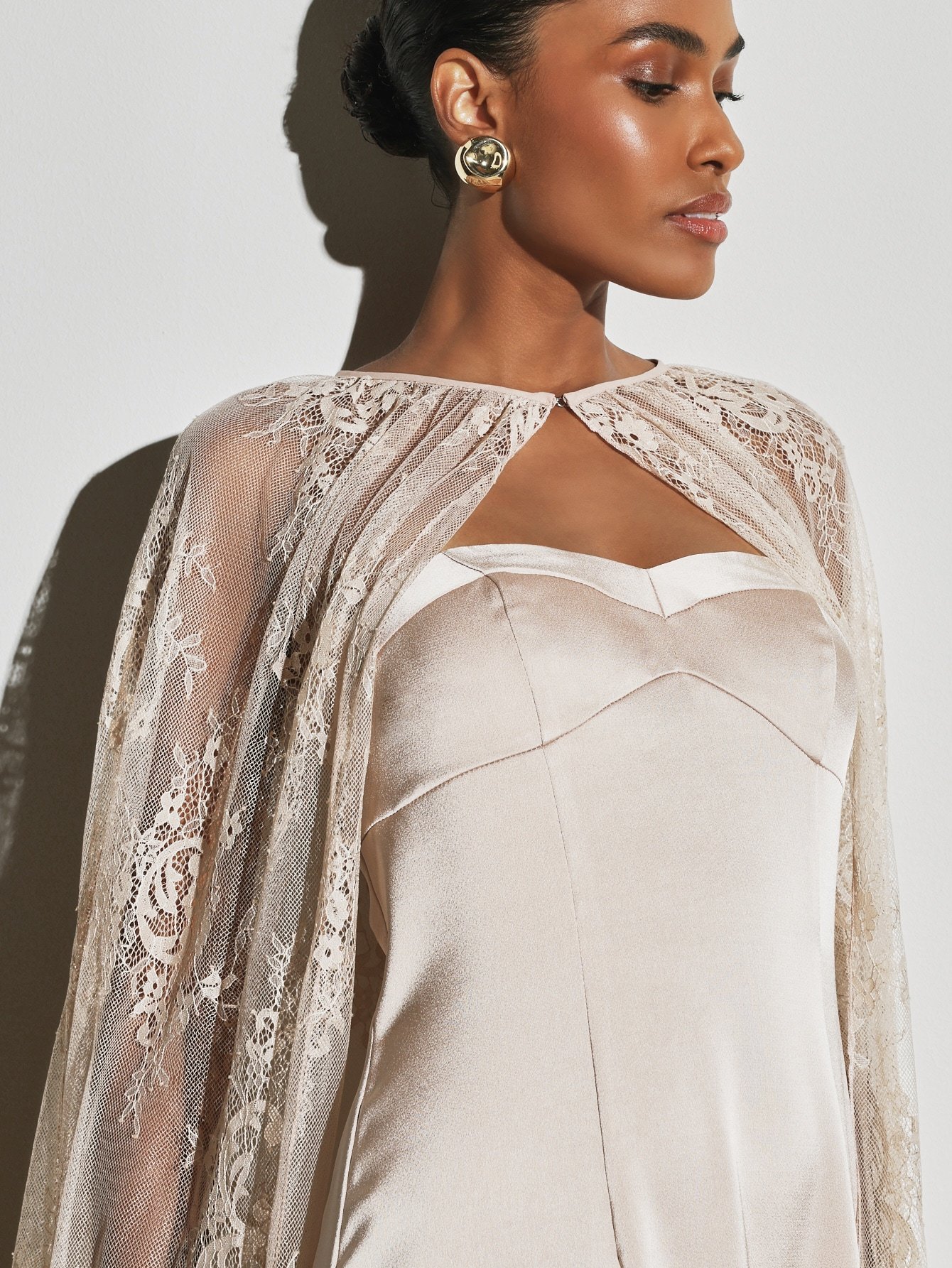 Robe longue de cérémonie à cape en dentelle