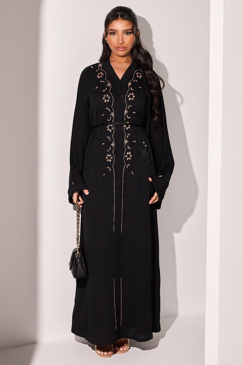 Abaya noire à fleurs de strass dorés