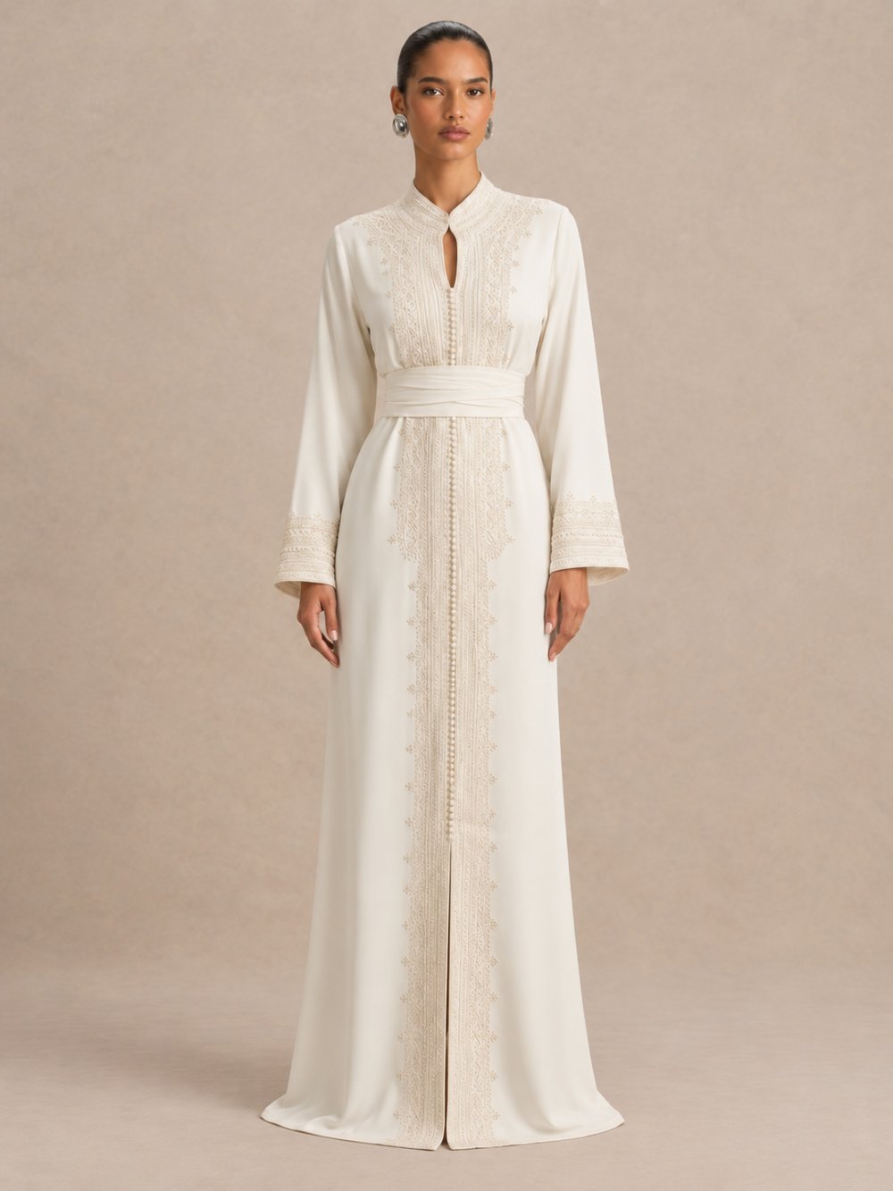 Caftan blanc à encolure travaillée en crêpe