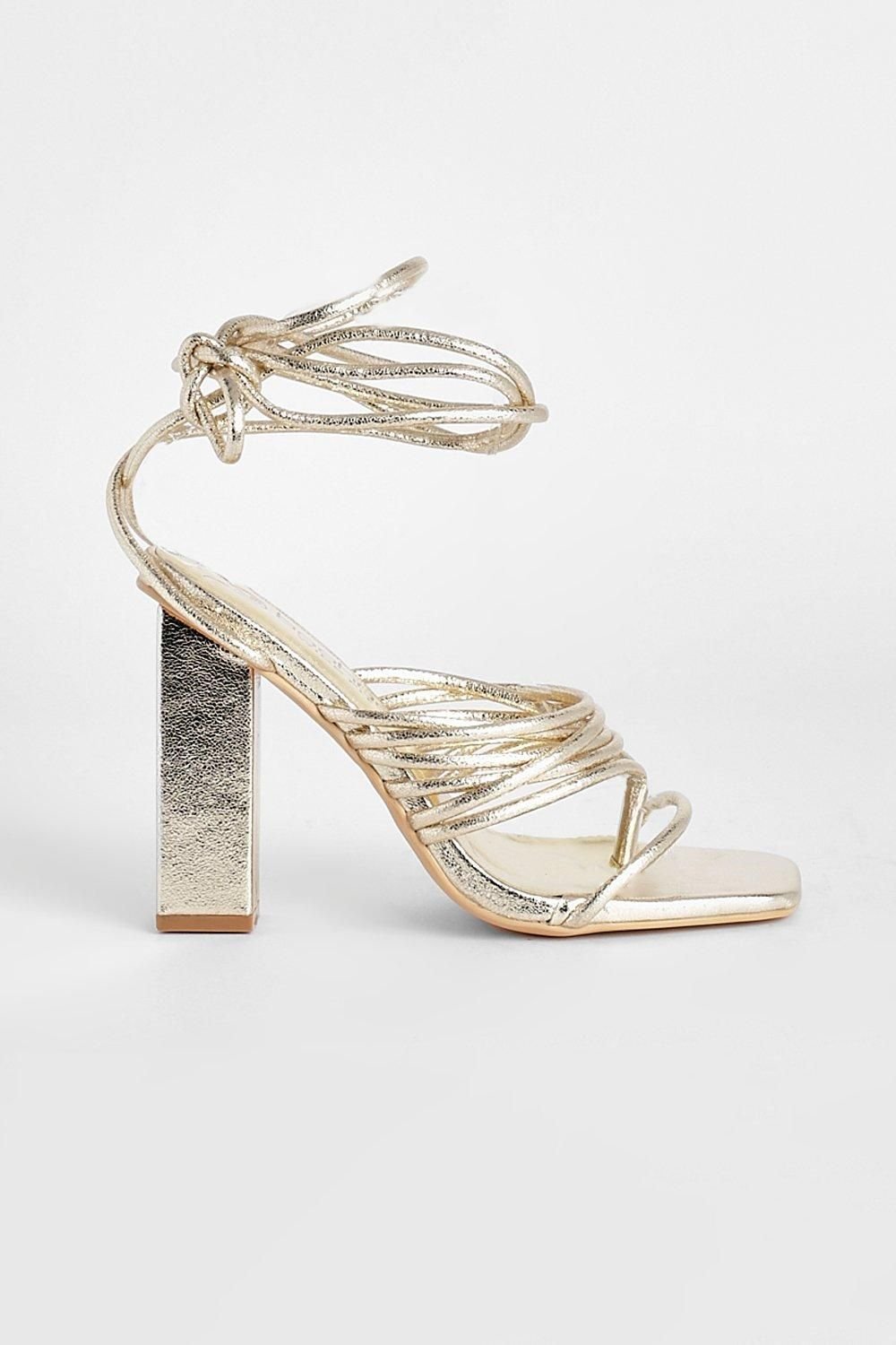 Sandales à talons carrés larges avec multiples brides